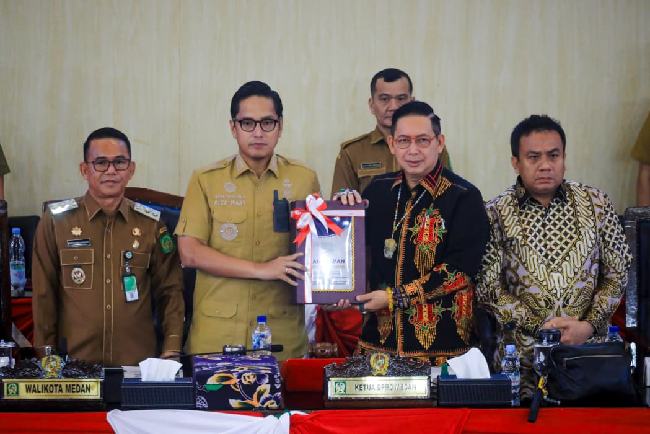 IMG-20260623-WA0002_resize_0 Rapat paripurna tentang Jawaban Kepala Daerah atas Pemandangan Umum Fraksi-Fraksi DPRD Kota Medan terkait Rancangan Peraturan Daerah (Ranperda) Laporan Pertanggungjawaban Pelaksanaan APBD Tahun Anggaran 2025 pada sidang Paripurna yang digelar DPRD Kota Medan, Senin (22/6/2026).