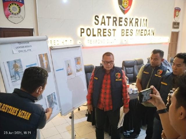 IMG-20260623-WA0012_resize_74 Polrestabes Medan berhasil mengungkap kasus pencurian dengan pemberatan dengan modus ganjal ATM, dua tersangka diamankan, Selasa (23/6/2026).