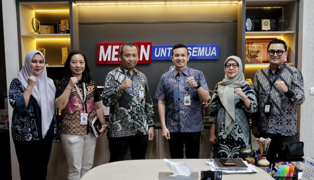 IMG_20260605_210536_resize_56 Kepala Badan Pendapatan Daerah (Bapenda) Kota Medan, M. Agha Novrian, menerima kunjungan kerja pimpinan PT Bank Sumut (Perseroda) Kantor Cabang Utama Medan, Ari Krismana, di Kantor Bapenda Kota Medan, Kamis (4/6/2026).