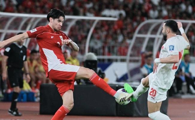 IMG_20260605_225523_resize_8 Pemain Timnas Indonesia Kevin Diks (kiri) berebut bola dengan pesepak bola Timnas Bahrain Mahdi Humaidan (kanan). Foto/ant