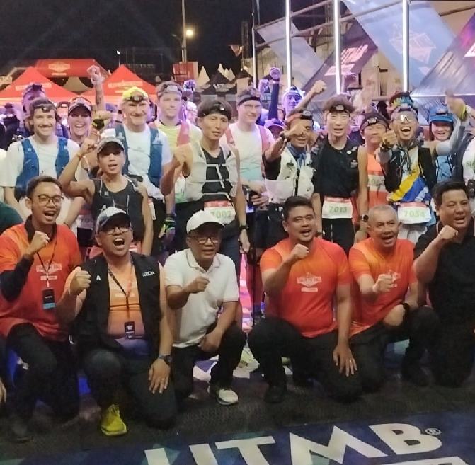 IMG_20260613_095611_resize_84 Gubernur Sumatera Utara Muhammad Bobby Afif Nasution didampingi Pj Sekdaprov Sumut Sulaiman Harahap, serta Bupati Samosir Vandiko Gultom, sebelum melepas para pelari kategori 100 km event Trail Of The King (TOTK) Ultra Trail Du Mont Blanc (UTMB) 20026 di Pangururan Samosir, Sabtu (13/6/2026) dini hari. Foto/Diskominfo Sumut