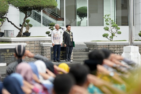 Wagub pimpin upacara Harganas ke-33 (4).jpg Wakil Gubernur Sumatera Utara (Sumut) Surya memimpin upacara peringatan Hari Keluarga Nasional (Harganas) ke-33 Tingkat Provinsi Sumatera Utara tahun 2026 di halaman Kantor Gubernur Sumut Jalan Diponegoro Kota Medan, Senin (29/6/2026). Foto/Diskominfo Sumut
