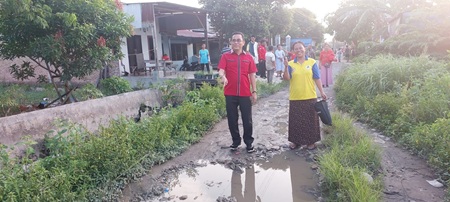 Ketua Komisi 4 DPRD Medan Paul Mei Anton Simanjuntak SH saat meninjau badan Jalan Benteng, Lingkungan 4, Kelurahan Mabar Hilir, Kecamatan Medan Deli, Sabtu (30/5/2026).