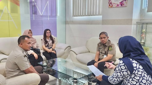 WhatsApp Image 2026-06-03 at 16.25.59 Kepala UPT Wilayah V Badan Pendapatan Daerah Kota Medan, M. Rizky Akbar Harahap, melaksanakan kegiatan imbauan percepatan pembayaran PBB kepada sejumlah wajib pajak di wilayah kerja UPT V, Selasa (2/6/2026).