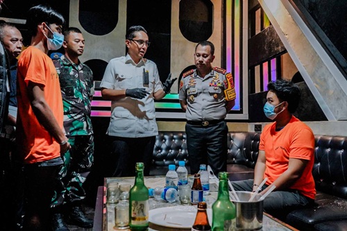 Wali Kota Medan Rico Waas saat penyegelan tempat hiburan malam Phantom KTV di Jalan H. Adam Malik, Rabu (3/6/2026).