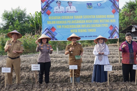 WhatsApp Image 2026-06-09 at 22.29.33 Gerakan Tanam Serentak Bawang Merah yang dipusatkan di lahan Kelompok Tani Sumber Rezeki, Kelurahan Mekar Sentosa, Kecamatan Rambutan, Selasa (9/6/2026).