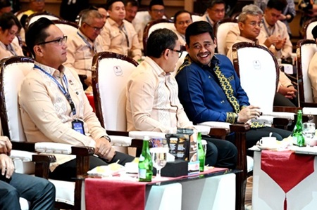 010726_GUBSU_APEKSI_05.jpg Gubernur Sumut Bobby Nasution sedang berbincang santai dengan Wakil Menteri Dalam Negeri (Wamendagri) Bima Arya Sugiarto pada Rakernas APEKSI di Ballroom Grand City Hall, Jalan Balai Kota Nomor 1, Medan, Rabu (1/7/2026) malam. Tampak disamping Wamendagri, Wali Kota Medan Rico Waas.