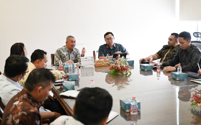 Penjabat Sekretaris Daerah Provinsi Sumatera Utara (Sumut) Sulaiman Harahap menerima audiensi PT Rumah Tani Nusantara di Ruang Kerja Sekda Provinsi Sumut Jalan Diponegoro Nomor 30 Medan, Jumat (3/7/2026). Foto/Diskominfo Sumut 