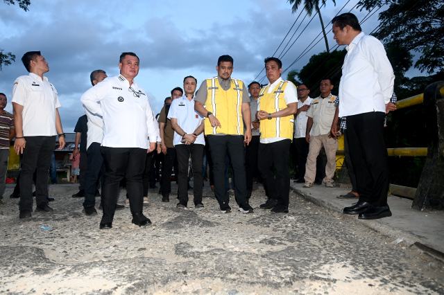Gubernur Sumatera Utara (Sumut), Muhammad Bobby Afif Nasution meninjau kondisi jembatan Sungai Mo'awo di Jalan Yos Sudarso, Gamo, Kota Gunungsitoli, Rabu (15/7/2026). Gubernur juga berkesempatan membuka dialog bersama warga tentang kebutuhan nelayan dan masyarakat Gunungsitoli. Foto/Diskominfo Sumut 