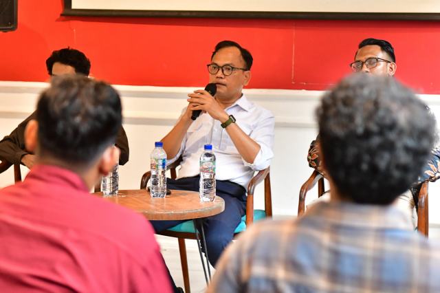Kepala Bidang (Kabid) Informasi dan Komunikasi Publik (IKP) Dinas Komunikasi dan Informatika (Diskominfo) Provinsi Sumatera Utara (Sumut) Porman Mahulae menghadiri sekaligus pemateri pada acara Focus Group Discussion (FGD) terkait Transformasi Penyiaran di Era Konvergensi Digital yang diselenggarakan oleh Gerakan Mahasiswa Nasional Indonesia (GMNI) Sumut di Serayu Coffee, Jalan Sei Serayu Medan, Rabu (15/7/2026).Foto/Diskominfo Sumut 
