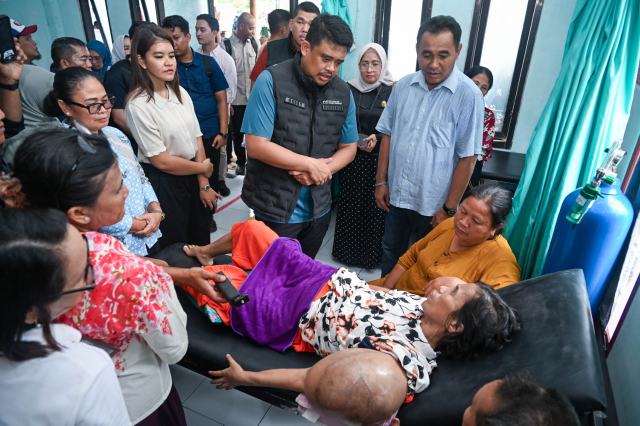 20260718_232706_resize_52 Gubernur Sumut Bobby Nasution bersama Ketua TP PKK Sumut Kahiyang Ayu mengunjungi Puskesmas Lagundri, Kabupaten Nias Selatan, Sabtu (18/7/2026). Gubernur Sumut juga mengunjungi pasien yang sedang ditangani di Bus Operasi Keliling Dinas Kesehatan Sumut. Foto l/Diskominfo Sumut