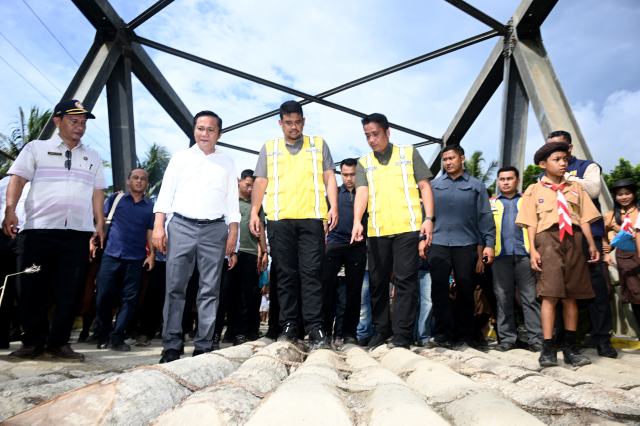 Gubernur Sumatera Utara (Sumut) Muhammad Bobby Afif Nasution meninjau jalan dan jembatan rusak di Lolowau menuju Siwalawa II dan Siwalawa II menuju Sirombu serta jembatan rusak di simpang 3 Lahomi , Kabupaten Nias Barat, Sabtu (18/7/2026). Foto/Diskominfo Sumut 