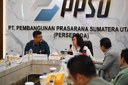 Wakil Ketua Komisi VII DPR RI, Evita Nursanty saat berbincang dengan Gubernur Sumut Bobby Nasution.