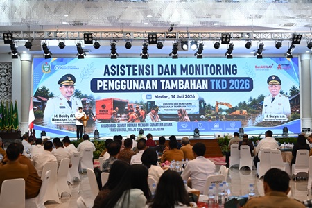 Gubernur Sumatera Utara (Sumut) Muhammad Bobby Afif Nasution didampingi Wakil Gubernur Sumut Surya dan Pj Sekretaris Daerah Provinsi Sumut Sulaiman Harahap menghadiri Rapat Koordinasi Asistensi dan Monitoring Penggunaan Tambahan Dana Transfer ke Daerah (TKD) 2026, di Aula Raja Inal Siregar Kantor Gubernur Sumut Jalan Diponegoro Nomor 30 Medan, Selasa (14/7/2026). Foto/Diskominfo Sumut