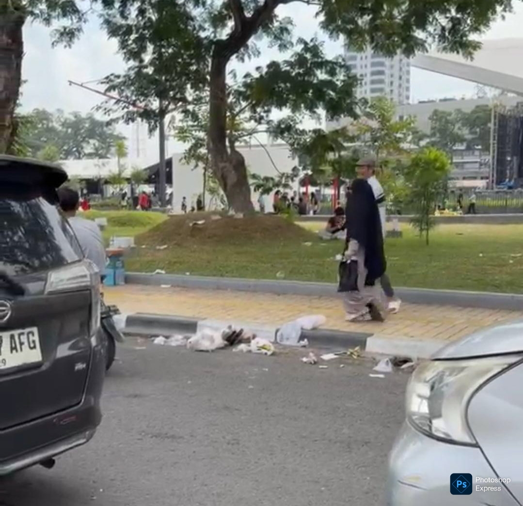 IMG-20260628-WA0006 Kawasan Lapangan Merdeka tampak berserakan dengan sampah saat CFD berlangsung tiap akhir pekan. (Ist)!