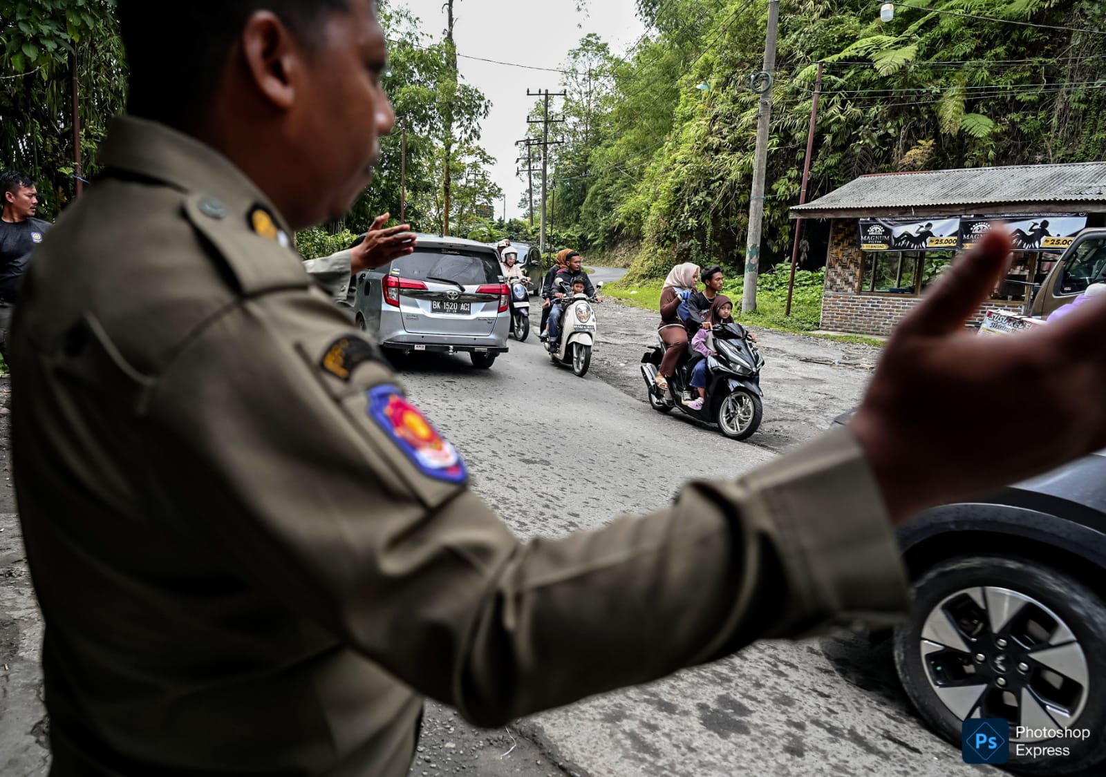 IMG-20260629-WA0003 Personel Satpol PP berjaga di kawasan wisata Sidebuk-Debuk, Karo. (Kominfo Sumut Dok)