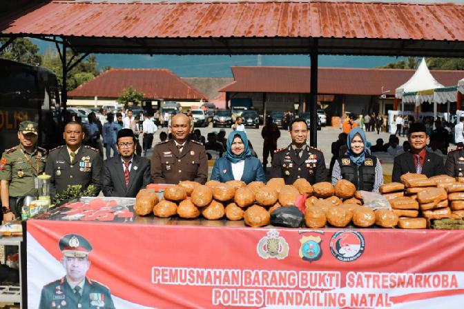Wakil Bupati Madina Atika Nasution menghadiri HUT Bhayangkara di Pendopo Tantya Sudharajati, Mapolres Madina, Panyabungan Utara, Rabu (1/6/2026).