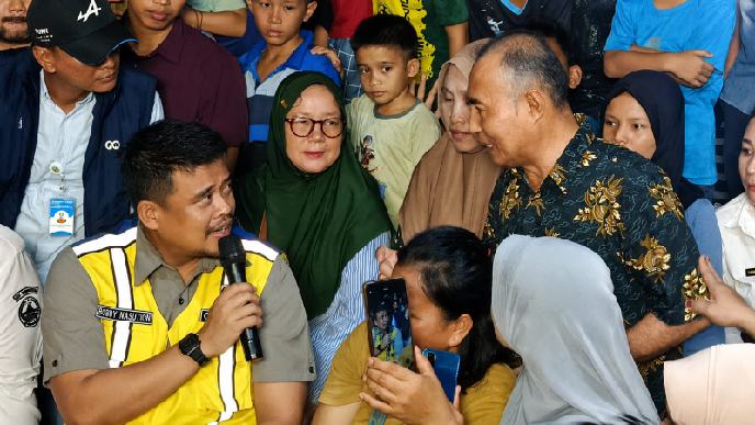 ‎Gubernur Sumatera Utara Bobby Nasution ketika berdialog bersama warga Kota Gunungsitoli, Rabu (15/7/2026) malam.