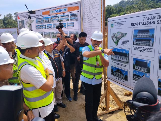 IMG-20260716-WA0009_resize_74 Gubernur Sumut Bobby Nasution meninjau proses revitalisasi SMAN Unggulan Sukma Nias yang berada di Desa Fodo, Kecamatan Gunungsitoli Selatan. Foto/Diskominfo Sumut
