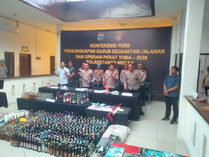 IMG-20260805-WA0004_resize_60 Kapolrestabes Medan Kombes Pol Calvijn Simanjuntak saat memaparkan keberhasilan personel mengungkap kasus kejahatan jalanan seperti curat, curas dan curanmor di Mapolrestabes Medan, Selasa (4/8/2026).